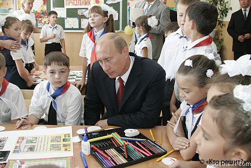 Владимир Путин опровергнул слухи о введении платного школьного образования